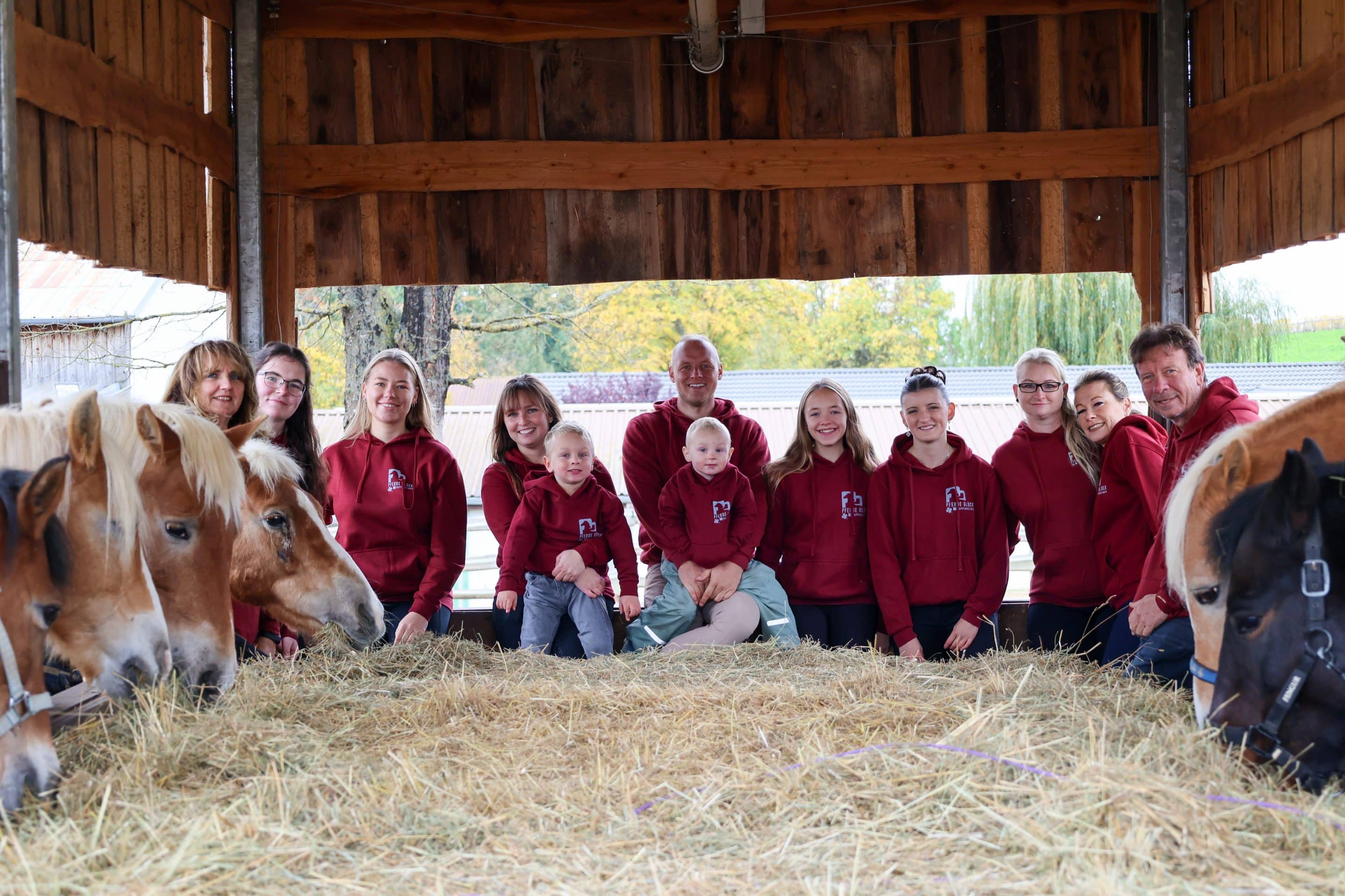 Teamfoto in der Heuraufe am Erlebnishof Pferdeglück Pappenheimer