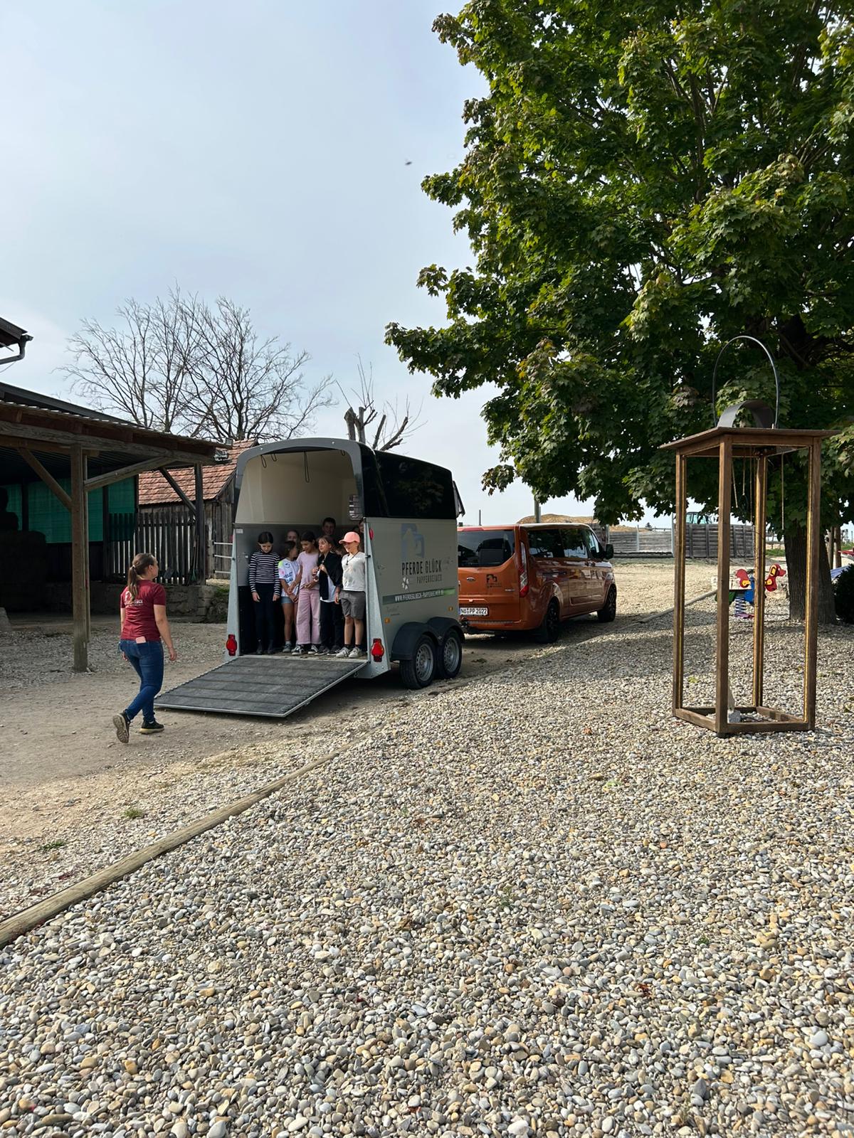 Kind mit Pony auf dem Erlebnishof Oettingen
